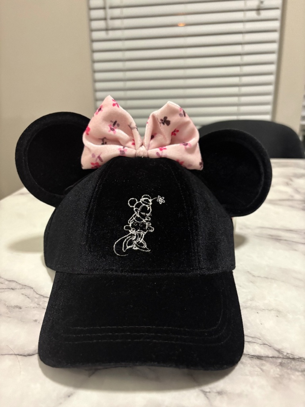 Disney Minnie hat with pink bow